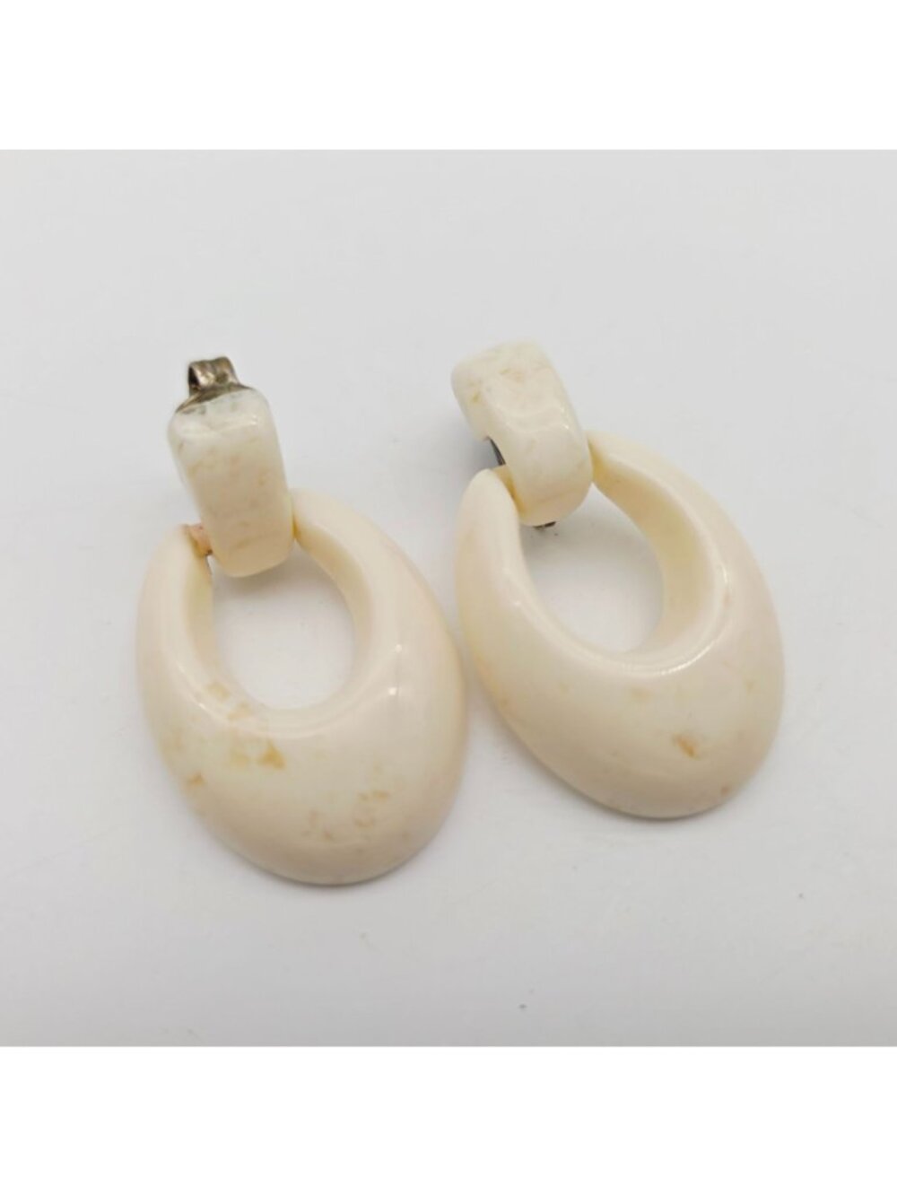 Vintage 1970s Cream Clip-On Lucite Earrings Oval Hoops Retro Jewelry UV Reactive - Picture 2 of 7